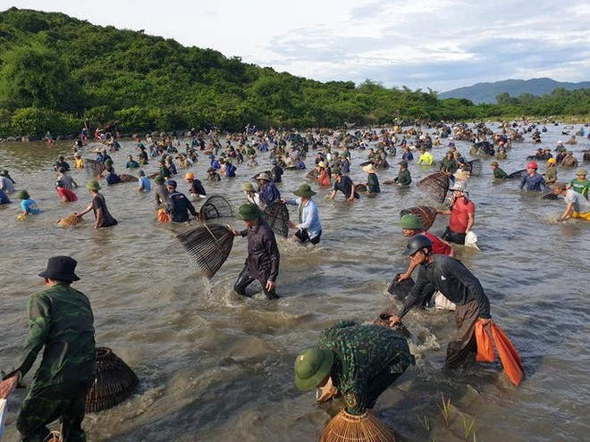  Người dân nô nức lao xuống nước đánh bắt cá trong lễ hội độc đáo có từ 300 năm  - Ảnh 5.
