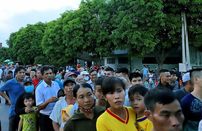 Chủ tịch Hội CĐV Hà Tĩnh nói gì về sự cố vỡ sân? - Ảnh 3.