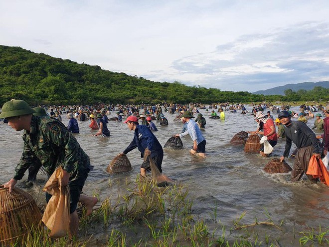  Người dân nô nức lao xuống nước đánh bắt cá trong lễ hội độc đáo có từ 300 năm  - Ảnh 6.