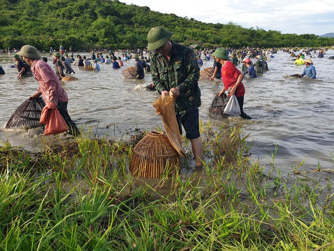  Người dân nô nức lao xuống nước đánh bắt cá trong lễ hội độc đáo có từ 300 năm  - Ảnh 7.