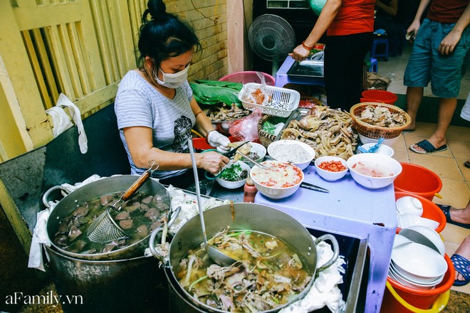 Bà chủ bún ngan Nhàn nức tiếng Hà Nội lần đầu thừa nhận rất hay chửi nhưng được hàng xóm minh oan, tự tin thịt hàng mình mà ai chê là người không biết ăn - Ảnh 16.