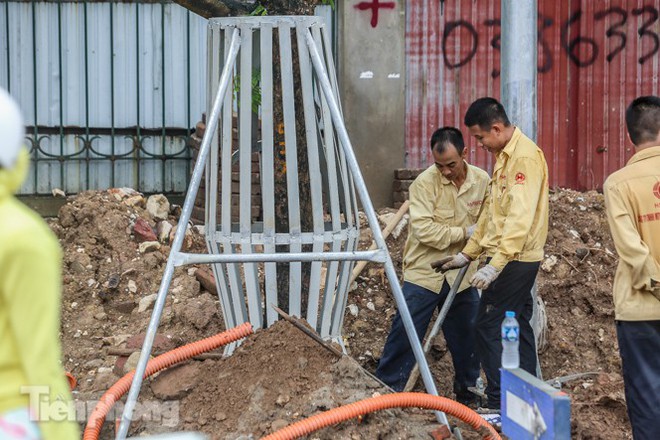 Lo ngại mất trộm, Hà Nội mặc áo giáp sắt cho hàng sưa đỏ - Ảnh 9.