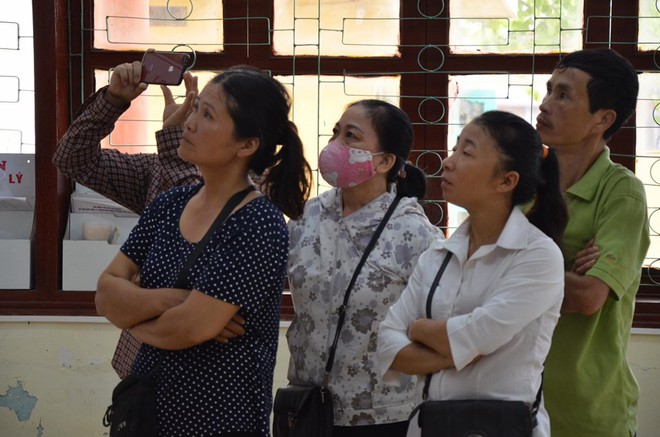 Phúc thẩm vụ nữ sinh giao gà ở Điện Biên: Thân hình tiều tụy, tóc bạc trắng, Bùi Thị Kim Thu không thể đứng được - Ảnh 3.