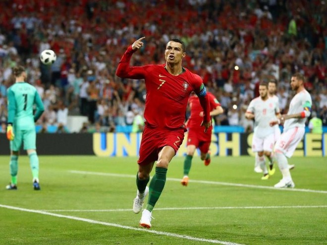 Ghi hat-trick làm rung chuyển thế giới, nhưng Ronaldo lại chết đứng trên chấm 11m thân thuộc - Ảnh 2.