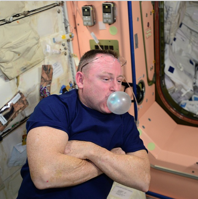Bất ngờ với cuộc sống khác thường trên trạm vũ trụ ISS - Ảnh 1.