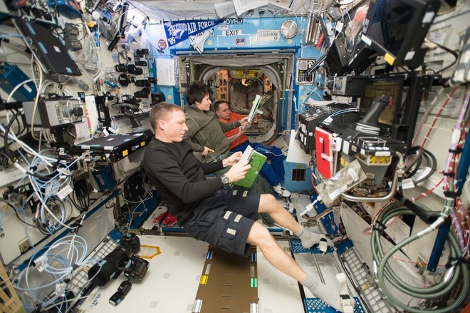 Bất ngờ với cuộc sống khác thường trên trạm vũ trụ ISS - Ảnh 12.