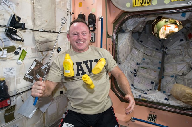 Bất ngờ với cuộc sống khác thường trên trạm vũ trụ ISS - Ảnh 13.