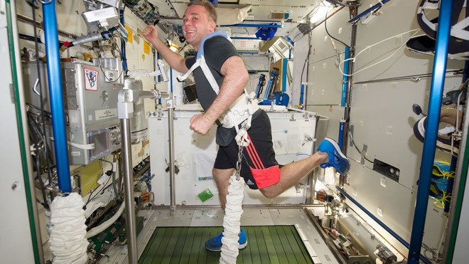 Bất ngờ với cuộc sống khác thường trên trạm vũ trụ ISS - Ảnh 8.