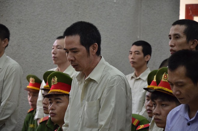 Người dân chờ tuyên án vụ sát hại nữ sinh giao gà ở Điện Biên: Các bị cáo có thoát án tử? - Ảnh 4.