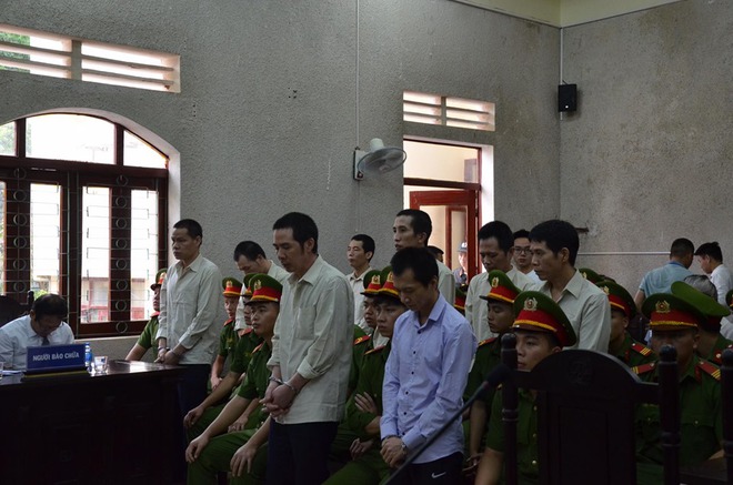Người dân chờ tuyên án vụ sát hại nữ sinh giao gà ở Điện Biên: Các bị cáo có thoát án tử? - Ảnh 5.