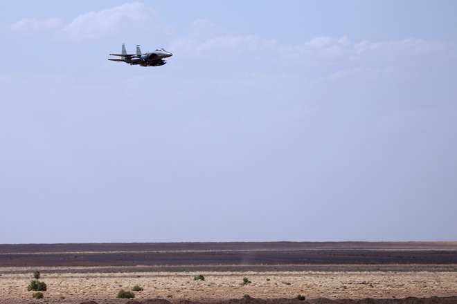 Mỹ tung chiêu hiểm, Quân cảnh Nga tháo chạy khỏi Đông Bắc Syria - F-15E liên quân mang bom, tên lửa thị uy sức mạnh ở Homs - Ảnh 4.