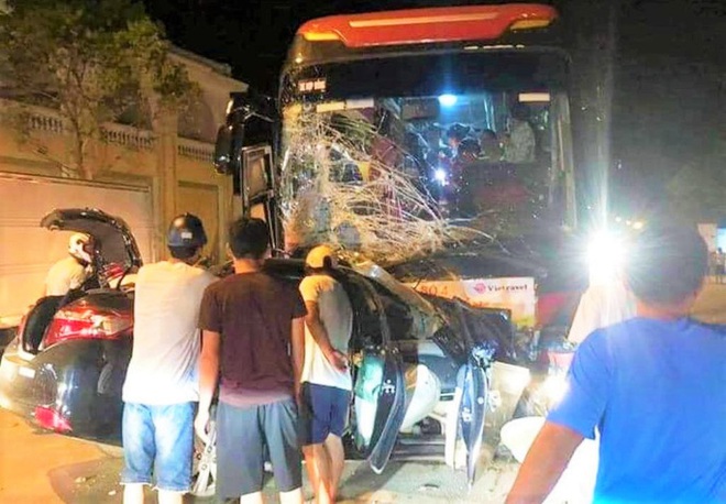Ôtô 4 chỗ đấu đầu kinh hoàng với xe khách ở Sầm Sơn, tài xế tử vong thương tâm - Ảnh 1.