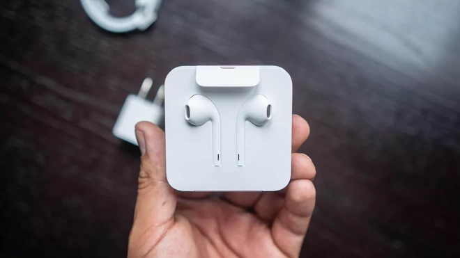 Apple sẽ xoá sổ tai nghe tặng kèm trên iPhone 12 - Ảnh 1.