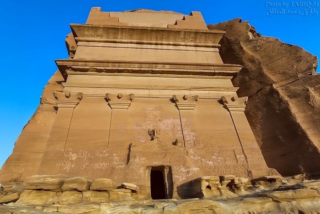 Lâu đài cô đơn nổi bật giữa sa mạc hút khách du lịch của đất nước Ả Rập - Ảnh 4.