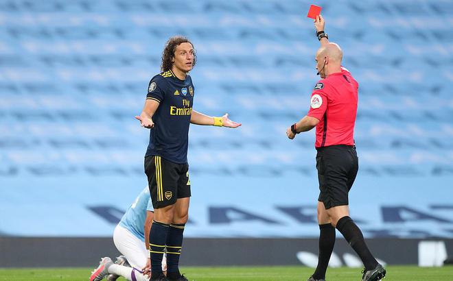 Premier League trở lại, David Luiz lập tức gây sốc với cú đúp 