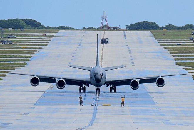 Mỹ nâng cấp tàu sân bay vĩnh viễn Guam để răn đe Trung Quốc - Ảnh 1.