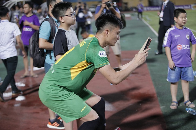 Ăn mừng cùng Phan Văn Đức, cựu thủ môn U23 Việt Nam gặp cảnh dở khóc dở cười vì fan nhí - Ảnh 5.