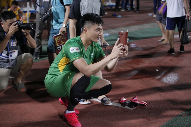Ăn mừng cùng Phan Văn Đức, cựu thủ môn U23 Việt Nam gặp cảnh dở khóc dở cười vì fan nhí - Ảnh 6.