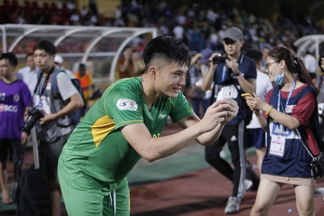 Ăn mừng cùng Phan Văn Đức, cựu thủ môn U23 Việt Nam gặp cảnh dở khóc dở cười vì fan nhí - Ảnh 7.