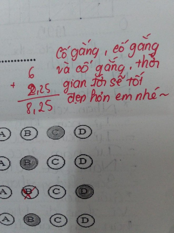 Cô giáo quá bận nên nhờ người chấm bài giúp, học sinh ai nấy hú hét vì lời phê ngọt lịm tim nhưng tò mò nhất là cách chấm điểm - Ảnh 2.