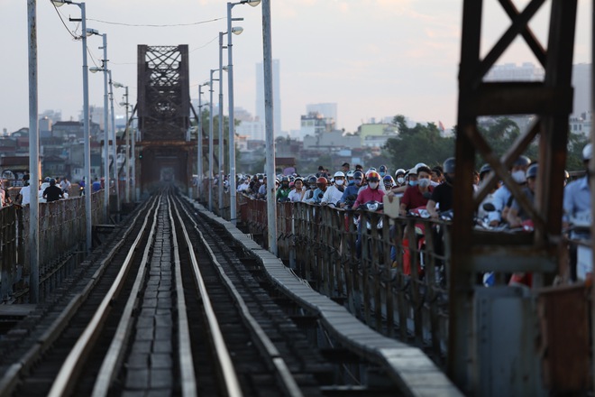 Hà Nội: Trục vớt bom dưới sông Hồng dài 1,6 mét, nằm cách cầu Long Biên gần 1km - Ảnh 6.