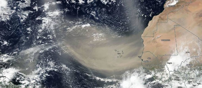 Kinh dị khối bụi khổng lồ bay từ châu Phi qua biển Đại Tây Dương - Ảnh 1.
