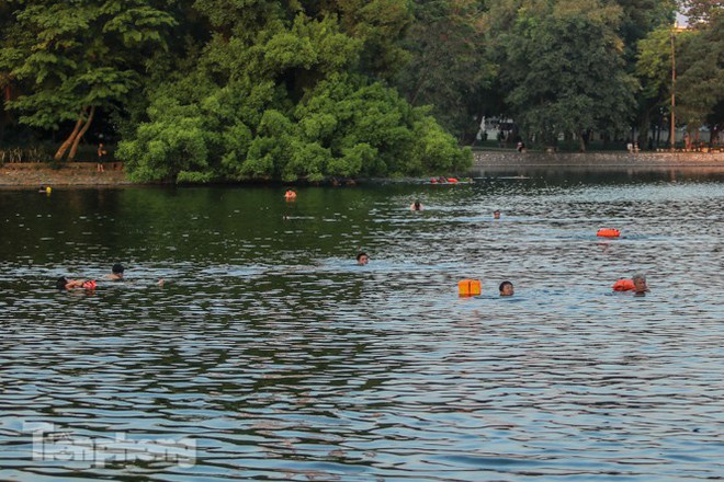 Nắng nóng lên đỉnh, người dân đua nhau bơi giải nhiệt ở hồ Bảy Mẫu  - Ảnh 1.
