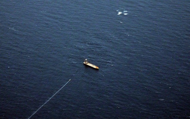 Iran thử tên lửa, bắn nổ tung mục tiêu trên biển Oman - Ảnh 3.