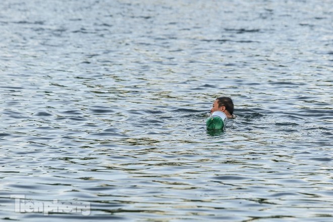 Nắng nóng lên đỉnh, người dân đua nhau bơi giải nhiệt ở hồ Bảy Mẫu  - Ảnh 11.