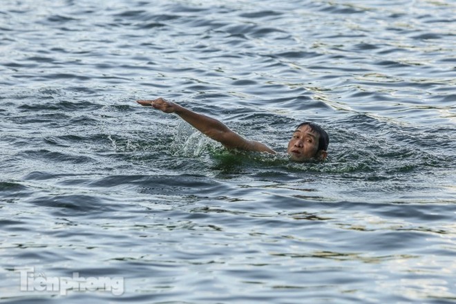 Nắng nóng lên đỉnh, người dân đua nhau bơi giải nhiệt ở hồ Bảy Mẫu  - Ảnh 12.