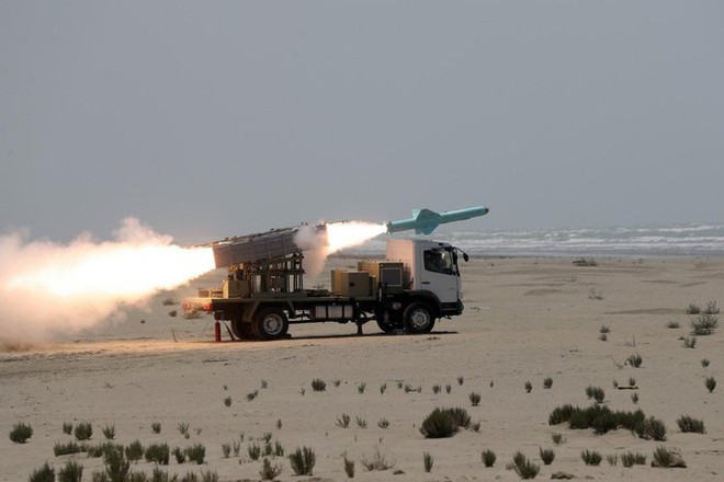 Iran thử tên lửa, bắn nổ tung mục tiêu trên biển Oman - Ảnh 1.