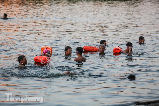 Nắng nóng lên đỉnh, người dân đua nhau bơi giải nhiệt ở hồ Bảy Mẫu  - Ảnh 4.