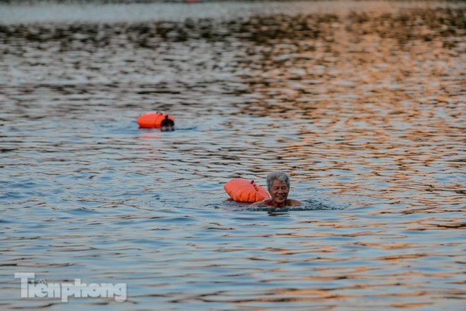 Nắng nóng lên đỉnh, người dân đua nhau bơi giải nhiệt ở hồ Bảy Mẫu  - Ảnh 5.