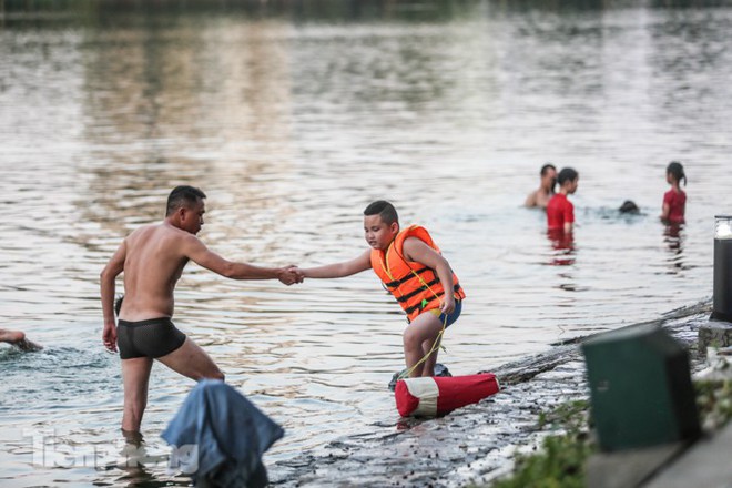 Nắng nóng lên đỉnh, người dân đua nhau bơi giải nhiệt ở hồ Bảy Mẫu  - Ảnh 6.