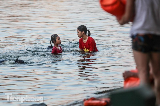 Nắng nóng lên đỉnh, người dân đua nhau bơi giải nhiệt ở hồ Bảy Mẫu  - Ảnh 7.