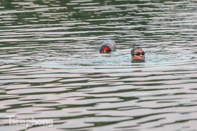 Nắng nóng lên đỉnh, người dân đua nhau bơi giải nhiệt ở hồ Bảy Mẫu  - Ảnh 9.