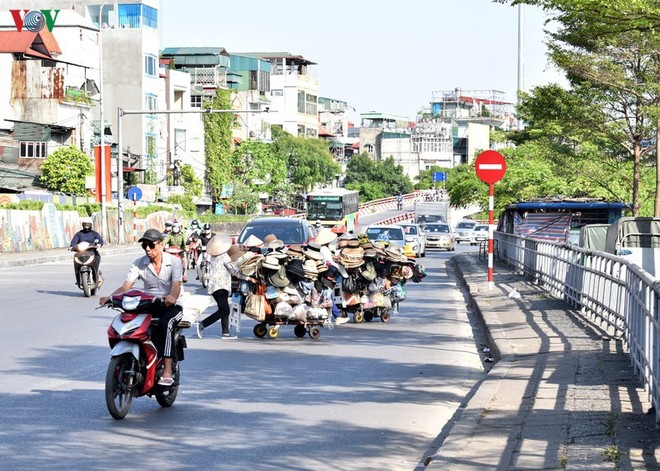 Người vật vã mưu sinh, người đi viện vì nắng nóng đỉnh điểm - Ảnh 7.