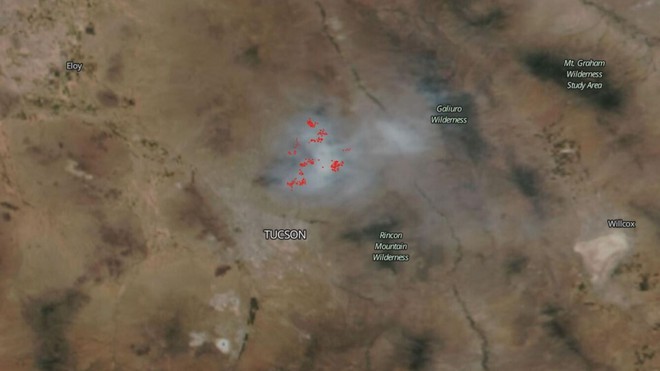 Bức ảnh chụp khói cháy rừng ở Mỹ dài 100km nhìn từ không gian của NASA gây sốc - Ảnh 1.