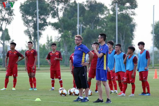 Phù thủy trắng Troussier triệu tập 6 cầu thủ HAGL lên U19 Việt Nam - Ảnh 1.