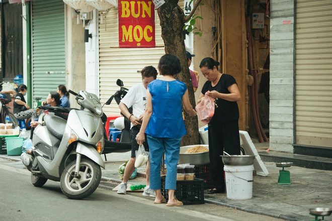 Người Hà Nội nhộn nhịp chuẩn bị tết Đoan Ngọ từ sáng sớm - Ảnh 5.