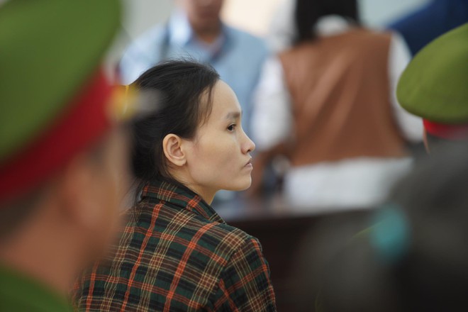Bị cáo chủ mưu Phạm Thị Thiên Hà khai đã chích điện, mẹ nạn nhân nói con mình chưa chết - Ảnh 4.