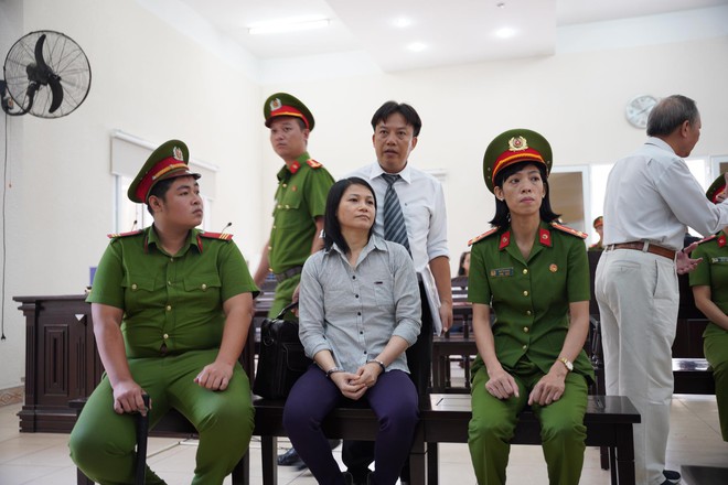 Bị cáo chủ mưu Phạm Thị Thiên Hà khai đã chích điện, mẹ nạn nhân nói con mình chưa chết - Ảnh 3.