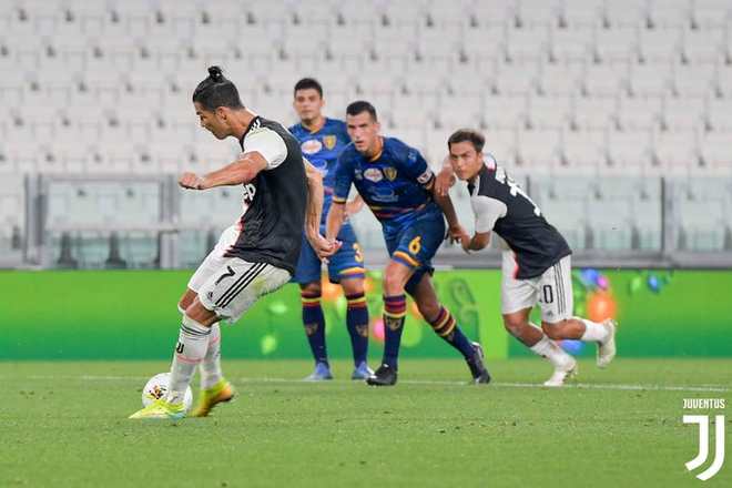 Cristiano Ronaldo vừa ghi bàn vừa kiến tạo, Juventus đại thắng Lecce - Ảnh 2.