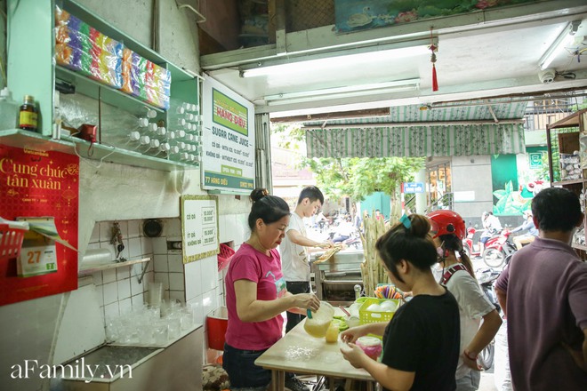 Không bàn ghế, chẳng sang chảnh để sống ảo nhưng quán nước mía đã 30 năm tuổi trên phố Hàng Điếu vẫn hút khách bởi hương vị chỉ dân sành mới hiểu - Ảnh 2.