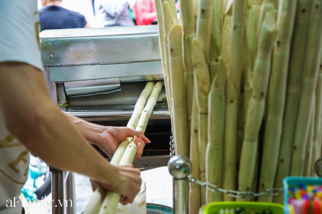 Không bàn ghế, chẳng sang chảnh để sống ảo nhưng quán nước mía đã 30 năm tuổi trên phố Hàng Điếu vẫn hút khách bởi hương vị chỉ dân sành mới hiểu - Ảnh 6.