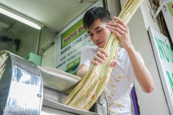 Không bàn ghế, chẳng sang chảnh để sống ảo nhưng quán nước mía đã 30 năm tuổi trên phố Hàng Điếu vẫn hút khách bởi hương vị chỉ dân sành mới hiểu - Ảnh 8.