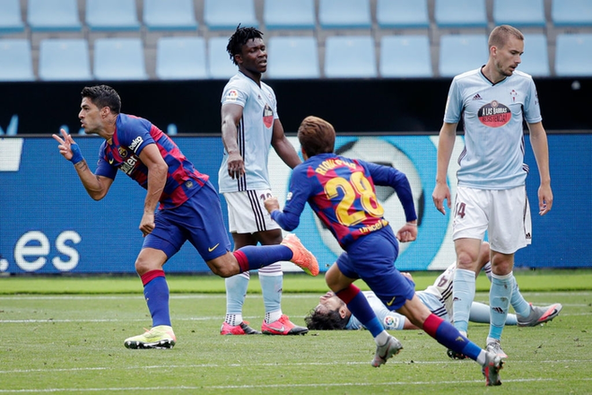 Song tấu Messi - Suarez phối hợp ghi bàn đậm chất phủi, Barcelona vẫn mất điểm trong cuộc đua vô địch bởi cú sút phạt 10 điểm - Ảnh 4.