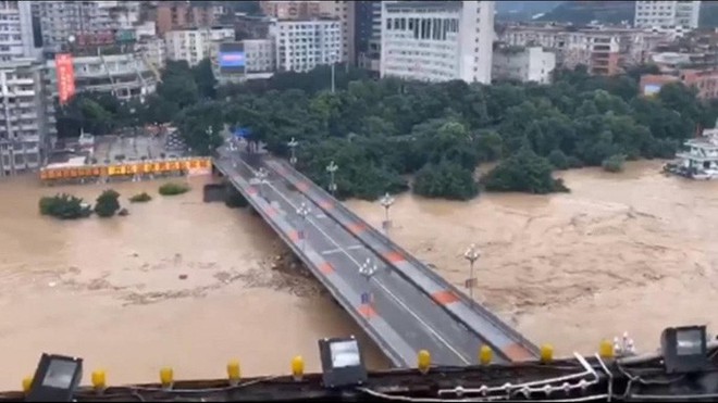 Trung Quốc: Lũ lụt lan rộng 26 tỉnh, đập Tam Hiệp gặp thử thách lớn nhất 17 năm - Ảnh 3.