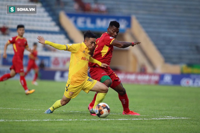 TRỰC TIẾP V.League: Quang Hải ngồi dự bị; thầy Park theo sát 2 họng súng của ĐT Việt Nam - Ảnh 1.