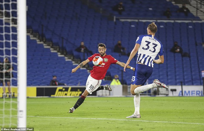 Bruno Fernandes giúp Man United đại thắng; Messi còng lưng không gánh nổi Barcelona - Ảnh 2.